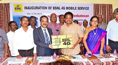 மதுரை பிஎஸ்என்எல் அலுவலகத்தில் 4ஜி சேவையை துவக்கி வைத்த மதுரை மக்களவை தொகுதி உறுப்பினர் சு.வெங்கடேசன் உடன் தலைமை பொது மேலாளர் வி.ராஜூ மற்றும் முதன்மை பொது மேலாளர் ராஜம் உள்ளிட்டோர். படம் – எஸ்.கிருஷ்ணமூர்த்தி.