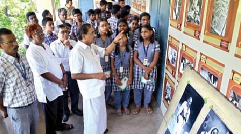 மகாத்மா காந்தியின் 150-வது ஆண்டு விழாவை முன்னிட்டு சென்னை மயிலாப்பூரில் உள்ள சாவித்ரி அம்மாள் கீழ்த்திசை மேல்நிலைப்பள்ளி  வளாகத்தில் அமைக்கப்பட்டுள்ள காந்தி பற்றிய புகைப்படக் கண்காட்சியை காந்திய மக்கள் இயக்கத் தலைவர் தமிழருவி மணியன் நேற்று தொடங்கி வைத்தார். நிகழ்ச்சியில், பள்ளிக் குழு தலைவரும் ஓய்வுபெற்ற நீதிபதியுமான கே.சந்துரு, பள்ளியின் செயலர் டி.சுரேஷ்,  தலைமை ஆசிரியர் சி.பி.சுப்பிரமணியம் உள்ளிட்ட பலர் பங்கேற்றனர்.