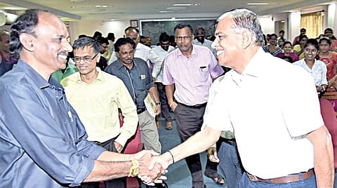 முதுமுனைவராக ஆய்வை நிறைவு செய்த பேராசிரியர் ஆர்.பாலகுருநாத னுக்கு, வாழ்த்து தெரிவித்த பல்கலைக்கழக துணைவேந்தர் பொ.குழந்தைவேல்.