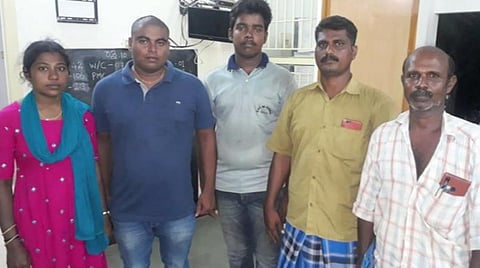 கல்லல் அருகே சாலையில் கிடந்த 52 பவுன் நகைகளை போலீஸாரிடம் ஒப்படைத்த தொழிலாளர்கள்: குவியும் பாராட்டு