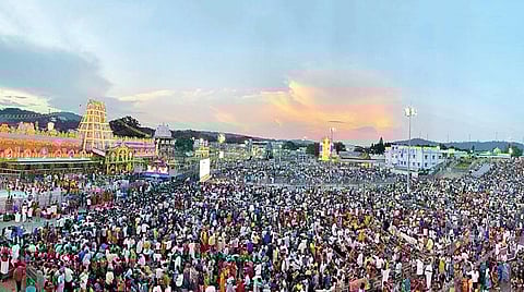 திருப்பதி ஏழுமலையான் கோயில் பிரம்மோற்சவ விழாவின் 5-ம் நாளான நேற்றிரவு கருட வாகனத்தில் ஏழுமலையான் எழுந்தருளி பக்தர்களுக்கு காட்சியளித்தார். இதில் ஆயிரக்கணக்கான பக்தர்கள் கலந்து கொண்டு சுவாமியை வழிபட்டனர்.