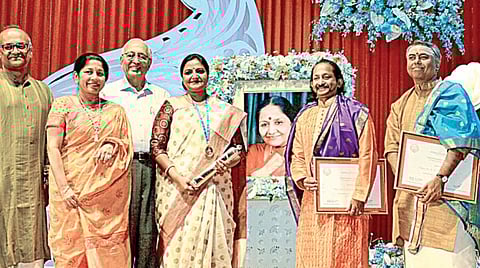 இந்திரா சிவசைலம் அறக்கட்டளை சார்பில் சென்னை ராயப்பேட்டையில் உள்ள மியூசிக் அகாடமியில் நேற்று நடைபெற்ற இசைக் கச்சேரியில், 'இந்திரா சிவசைலம் அறக்கொடை பதக்கம்' பெற்ற பிரபல கர்னாடக இசைக் கலைஞர் பந்துலா ரமா (இடமிருந்து 5-வது) மற்றும் அறக்கட்டளையின் 10-ம் ஆண்டு சிறப்பு விருதுகளை பெற்ற இசைக் கலைஞர்கள் ஆர்.கே.ஸ்ரீராம்குமார், ஜே.வைத்தியநாதன், பாக்யலட்சுமி எம்.கிருஷ்ணா. உடன் அறக்கட்டளை நிறுவனர் மல்லிகா சீனிவாசன், மியூசிக் அகாடமி தலைவர் என்.முரளி, செயலர்கள் சுமதி கிருஷ்ணன், வி. ஸ்ரீராம்.படம்: க.ஸ்ரீபரத்