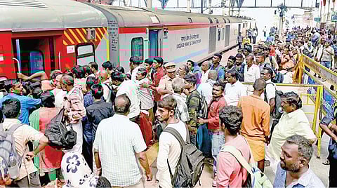 ஆயுதபூஜை தொடர் விடுமுறையை முன்னிட்டு சொந்த ஊர் செல்ல பயணிகள் குவிந்ததால் ரயில், பேருந்து நிலையங்களில் கூட்டம்: கோயம்பேடு, தாம்பரம் உள்ளிட்ட 5 இடங்களில் இருந்து 930 சிறப்பு பேருந்துகள் இயக்கம்