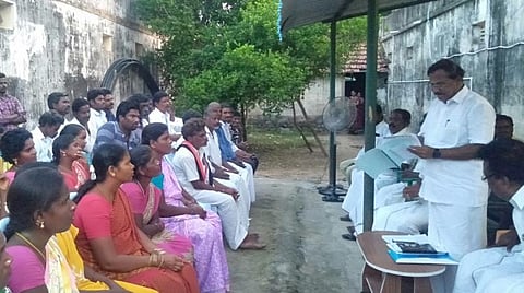கிராம மக்களிடம் கலந்துரையாடும் அமைச்சர் பாண்டியராஜன்.