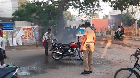 தூத்துக்குடியில் சாலையில் பெட்ரோல் ஊற்றி பைக் எரிக்கப்பட்ட சம்பவம்: ஹெல்மெட் அபராதமா? குடும்பத் தகராறா?- நடந்தது என்ன?