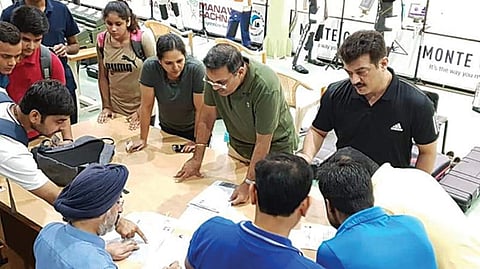 டெல்லியில் உள்ள டாக்டர் கர்ணி சிங் துப்பாக்கி சுடுதல் மையத்தில் நடை பெற்று வரும் தேசிய அளவிலான துப்பாக்கிச் சுடுதல் போட்டியில் பங்கேற்ற நடிகர் அஜித்குமார்.