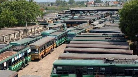 ஆயுதபூஜையையொட்டி 2-வது நாளாக ﻿﻿சிறப்பு பேருந்துகள் இயக்கம்﻿: ﻿3.60 லட்சம் பேர் சொந்த ஊர்களுக்கு பயணம்﻿