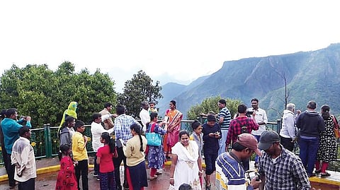 கொடைக்கானல் தூண் பாறை பகுதியில் இயற்கை எழிலை ரசித்த சுற்றுலா பயணிகள்.