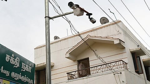 மதுரை அய்யர் பங்களா சக்தி நகர் பகுதியில் பொருத்தப்பட்டுள்ள சிசிடிவி கேமராக்கள். படம்: ஆர்.அசோக்
