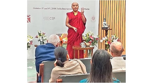 டெல்லியில் நடைபெற்ற நூல் வெளியீட்டு விழாவில் பேசும் புத்த துறவி ரின்போச்சே.