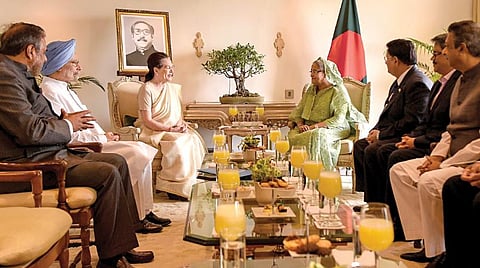 இந்தியா வந்துள்ள வங்கதேச பிரதமர் ஷேக் ஹசீனாவை டெல்லியில் முன்னாள் பிரதமர் மன்மோகன் சிங், காங்கிரஸ் தலைவர் சோனியா காந்தி ஆகியோர் நேற்று சந்தித்துப் பேசினர். படம்: பிடிஐ