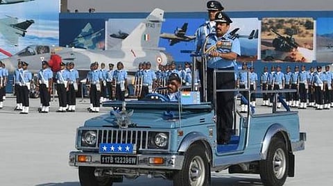 ஹிண்டல் தளத்தில் நடந்த நிகழ்ச்சியில் விமானப்படைத் தலைவர் ஏர்மார்ஷல் ஆர்கேஎஸ் பதூரியா அணி வகுப்பு மரியாதையை ஏற்றுக்கொண்ட காட்சி : படம் பிடிஐ