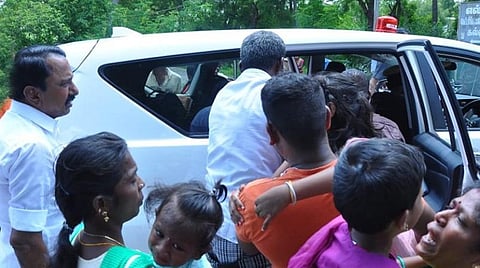 விபத்தில் சிக்கியவர்களை தன் பாதுகாப்பு வாகனத்தில் அனுப்பி வைக்கும் அமைச்சர் செங்கோட்டையன்