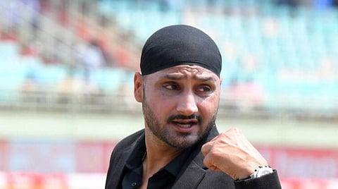 இம்ரான் மீதான விமர்சனம்: உங்களுக்கு ஆங்கிலம் புரியாதா? - வீணா மாலிக் கேள்விக்கு ஹர்பஜன் பதிலடி