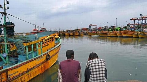 தமிழகம் முழுவதும் 2,500 மீன்பிடி படகுகளுக்கு மானிய விலையில் மண்ணெண்ணெய் வழங்குவது நிறுத்தம்: மீண்டும் ஆய்வு நடத்தி வழங்குமாறு மீனவர்கள் கோரிக்கை