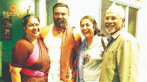 'வானம் கொட்டட்டும்' படப்பிடிப்புத் தளத்தில் ராதிகா, சரத்குமார், சுஹாசினி ஆகியோருடன் இயக்குநர் மணிரத்னம் | கோப்புப் படம்