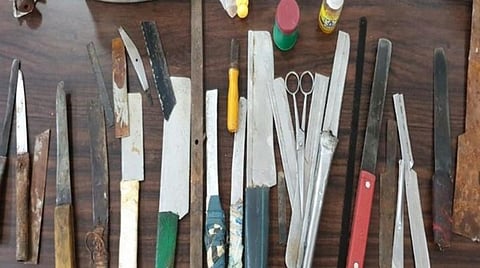 பெங்களூரு பரப்பன அக்ரஹார சிறையில் கைப்பற்றப்பட்ட கூர்மையான ஆயுதங்கள். | படம்: ஏஎனஐ