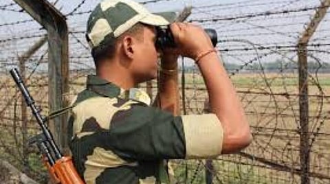 மேற்கு வங்க எல்லைப் பகுதியில் ரோந்துப்பணியில் ஈடுபட்டுள்ள எல்லைப் பாதுகாப்புப் படையினர் | கோப்புப் படம்.