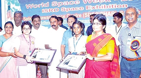 கோபி கலை அறிவியல் கல்லூரியில் நடைபெற்ற இஸ்ரோ விண்வெளி கண்காட்சியையொட்டி நடத்தப்பட்ட  போட்டியில் வெற்றி பெற்று இஸ்ரோவில் ராக்கெட் ஏவுவதை நேரடியாக பார்க்க தேர்வு செய்யப்பட்ட மாணவிகள் கே.வினோதா, எம்.மகிமா சுவேதா ஆகியோரை பள்ளிக்கல்வித்துறை அமைச்சர் கே.ஏ.செங்கோட்டையன் கவுரவித்தார்.  அருகில் ஈரோடு மாவட்ட ஆட்சியர் சி.கதிரவன், விஐடி பல்கலைக்
கழக  வேந்தர் ஜி.விஸ்வநாதன் மற்றும் கல்லூரி நிர்வாகிகள் உள்ளனர்.