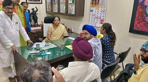 ‘‘ரிசர்வ் வங்கி ஆளுநரிடம் பேசுகிறேன்’’ - பிஎம்சி வங்கி வாடிக்கையாளர்களிடம் நிர்மலா சீதாராமன் உறுதி