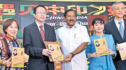 சீன ஊடகக் குழுமத்தின் தமிழ் பிரிவு சார்பில் சீன - இந்திய சந்திப்பு என்ற இணையப் பரிமாற்ற நிகழ்ச்சி சென்னையில் நேற்று நடைபெற்றது. இந்நிகழ்ச்சியில் தமிழ் வளர்ச்சி மற்றும் தொல்லியல் துறை அமைச்சர் பாண்டியராஜன் பங்கேற்று சீன ஊடகக் குழுமத்தின் தமிழ் பிரிவைச் சேர்ந்தவர்களுக்கு திருக்குறள் மற்றும் கீழடி ஆய்வு புத்தகங்களை வழங்கினார். படம்: க.பரத்