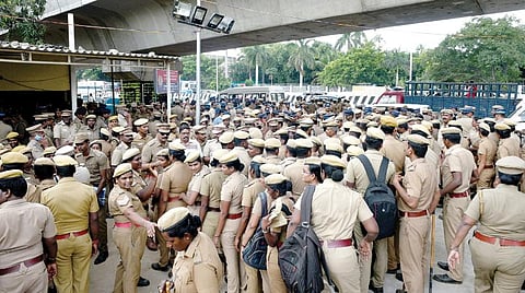 சீன அதிபர் ஜின்பிங் வருகையை முன்னிட்டு பாதுகாப்புக்காக சென்னை விமான நிலைய பகுதியில் போலீஸார் குவிக்கப்பட்டுள்ளனர்