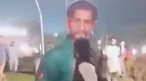 டி20 ஒயிட்வாஷ் எதிரொலி: பாக். கேப்டன் சர்பராஸ் அகமதுவின் கட்- அவுட்டை அடித்து வீழ்த்திய கோபக்கார பாக். ரசிகர்