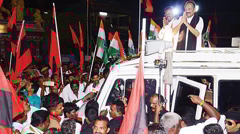 நாங்குநேரி தொகுதியில் போட்டியிடும் காங்கிரஸ் கட்சி வேட்பாளர் ரூபி மனோகரனை ஆதரித்து மதிமுக பொதுசெயலாளர் வைகோ நேற்று பிரச்சாரம் செய்தார். படம் மு. லெட்சுமி அருண்