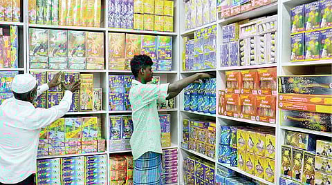 தீபாவளி பண்டிகை வரும் 27-ம் தேதி கொண்டாடப்படுகிறது. இதையொட்டி, சென்னை பாரிமுனையில் உள்ள கடையில் பட்டாசு, மத்தாப்பு ரகங்களை அடுக்கி வைக்கின்றனர்