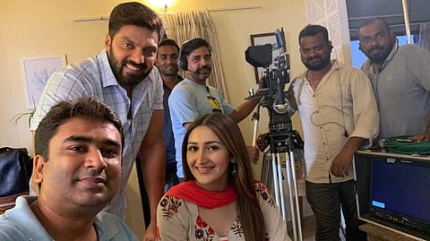 'டெடி' படப்பிடிப்பில் இயக்குநர் சக்தி செளந்தரராஜனுடன் ஆர்யா மற்றும் சயீஷா | படம்: சாயிஷா ட்விட்டர் பக்கத்திலிருந்து...