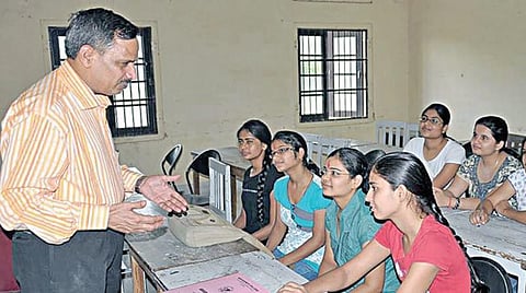 கடைநிலை ஊழியர் ஆசிரியர் ஆன கதை