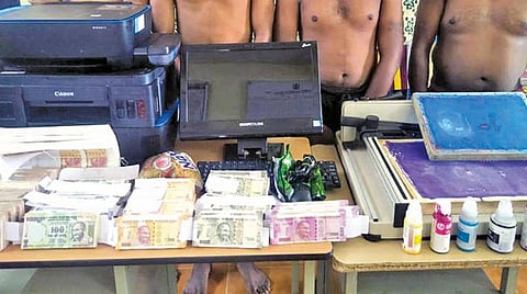 கோவையில் வாடகைக்கு வீடு எடுத்து தங்கி கள்ள நோட்டு அச்சடித்து புழக்கத்தில் விட்ட 4 பேர் கைது: ரூ.11.55 லட்சம் மதிப்பு கள்ள நோட்டுகள் பறிமுதல்