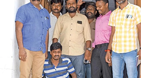 திருச்சி சமயபுரம் நெ.1 டோல்கேட்டில் பஞ்சாப் நேஷனல் வங்கியில் கொள்ளையடிக்க பயன்படுத்திய பொருட்களுடன் நேற்று கைது செய்யப்பட்ட ராதாகிருஷ்ணன். உடன், தனிப்படை போலீஸார்.படம்: ஜி.ஞானவேல்முருகன்﻿﻿﻿﻿