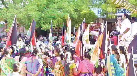 நாங்குநேரி இடைத்தேர்தல் களத்தில் முன்மாதிரி; பிளக்ஸ், பிளாஸ்டிக் இல்லாமல் களைகட்டிய பிரச்சாரம்: சமூக ஆர்வலர்கள் மத்தியில் வரவேற்பு