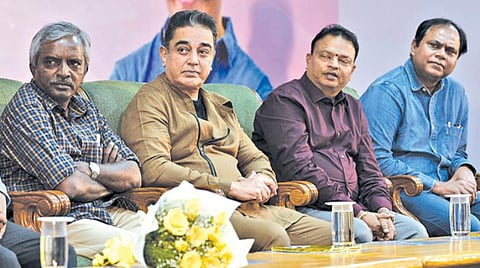 முன்னாள் குடியரசுத் தலைவர் அப்துல் கலாம் பிறந்த நாளான நேற்று, பல்லாவரம் வேல்ஸ் பல்கலைக்கழகத்தில் நடைபெற்ற நிகழ்ச்சியில் கலாமின் கனவை நிறைவேற்றுவது குறித்து மாணவர்களிடையே மக்கள் நீதி மய்ய தலைவர் கமல்ஹாசன் கலந்து கொண்டார். உடன், வேல்ஸ் பல்கலைக்கழக வேந்தர் ஐசரி கணேஷ், சமூக சேவகர் இளங்கோ, மக்கள் நீதி மய்ய நிர்வாகி குமாரவேல். படம்: எம்.முத்து கணேஷ்