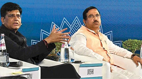 டெல்லியில் நடைபெற்ற இந்தியா எரிசக்தி கூட்டமைப்பு மாநாட்டில் உரையாற்றும் மத்திய அமைச்சர் பியூஷ் கோயல் (இடது). உடன் சுரங்கம் மற்றும் நிலக்கரித்துறை அமைச்சர் பிரஹ்லாத் ஜோஷி மற்றும் மின்துறை அமைச்சர் ஆர்.கே. சிங்.