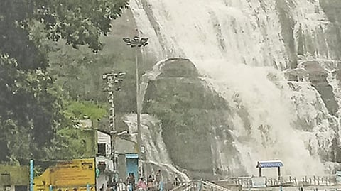 நெல்லை மாவட்டத்தில் பரவலாக பலத்த மழை: குற்றாலம் அருவிகளில் வெள்ளப்பெருக்கு