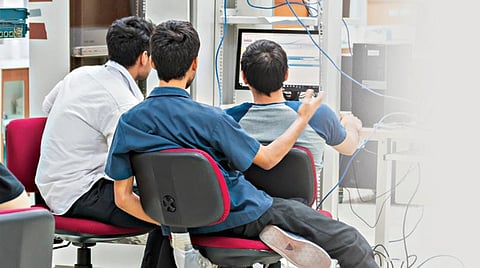 பொறியியல் மாணவர்களின் வீழ்ச்சிக்குப் பின்னுள்ள ஆசிரியர்கள் விவகாரம்!