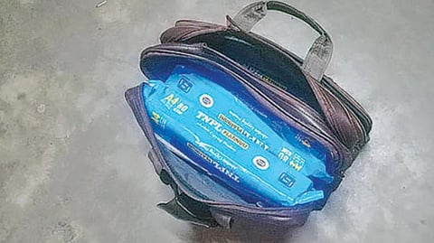 காகிதக்கட்டுகள் வைக்கப்பட்டிருந்த பை.