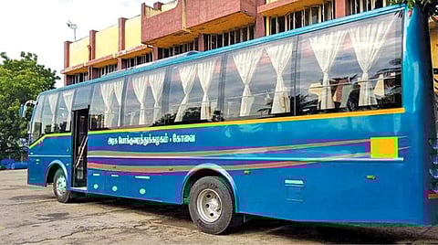 தீபாவளியையொட்டி, தமிழக அரசு போக்குவரத்து கழகங்களில் நவீன ஏசி பேருந்துகள் இயக்கப்படவுள்ளன. முதல்கட்டமாக ஈரோடு - சென்னை இடையே இயக்கப்படவுள்ள புதிய ஏசி பேருந்து.