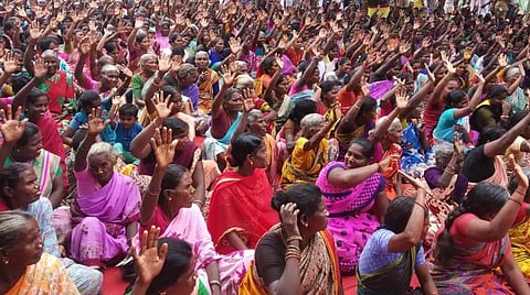 பிரச்சார கூட்டத்தில் பெண்கள்