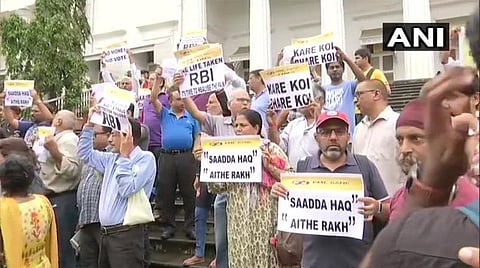 ரிசர்வ் வங்கி முன்பு பிஎம்சி வங்கி வாடிக்கையாளர்கள் போராட்டம்: மயக்கமடைந்த பெண்- வீடியோ