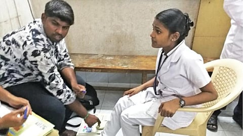 கோவை அரசு மருத்துவமனையில் காலில் எலும்பு அடர்த்தி பரிசோதனை செய்துகொண்ட செவிலியர் பயிற்சி மாணவி.