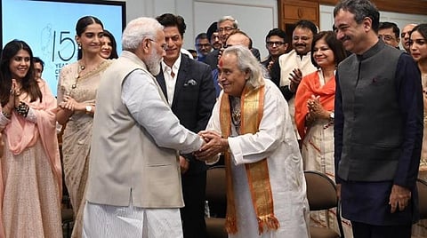 புதுடெல்லியில் மகாத்மா காந்தி 150வது ஆண்டுவிழாவில் பாலிவுட் நட்சரத்திரங்களுடன் பிரதமர் மோடி | படங்கள்: பிரதமரின் அதிகாபூர்வ ட்விட்டர் பக்கம்.