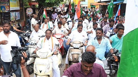 தலைக்கவசம் இன்றி இருசக்கர வாகனம் ஓட்டியதாக நாராயணசாமி மீது புகார்: நடவடிக்கை எடுக்க டிஜிபிக்கு கிரண்பேடி உத்தரவு