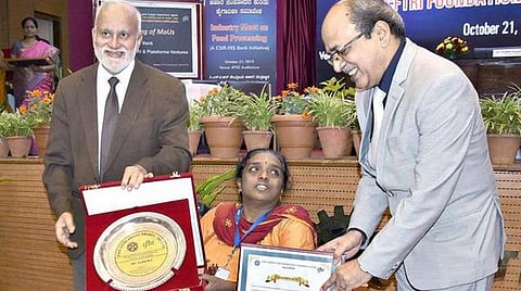 ஊழியருக்கு விருது வழங்கும் விஞ்ஞானி அய்யப்பன் (இடது)