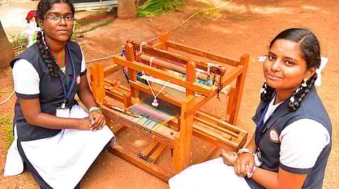 கைத்தறி இயந்திரத்தில் புதிய தொழில்நுட்பம்: தனியார் பள்ளி மாணவிகள் சாதனை