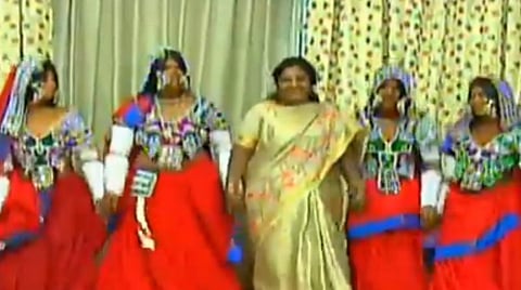 பழங்குடியின பெண்களுடன் தமிழிசை நடனம்