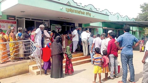 சிகிச்சைக்காக வரிசையில் காத்திருந்த பொதுமக்கள்.