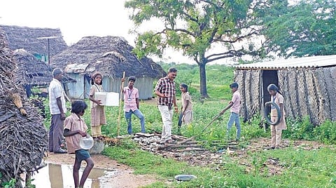 ஊனையூர் அரசு உயர்நிலைப் பள்ளியில் டெங்கு விழிப்புணர்வு பணியில் தூய்மை தூதுவர்கள்